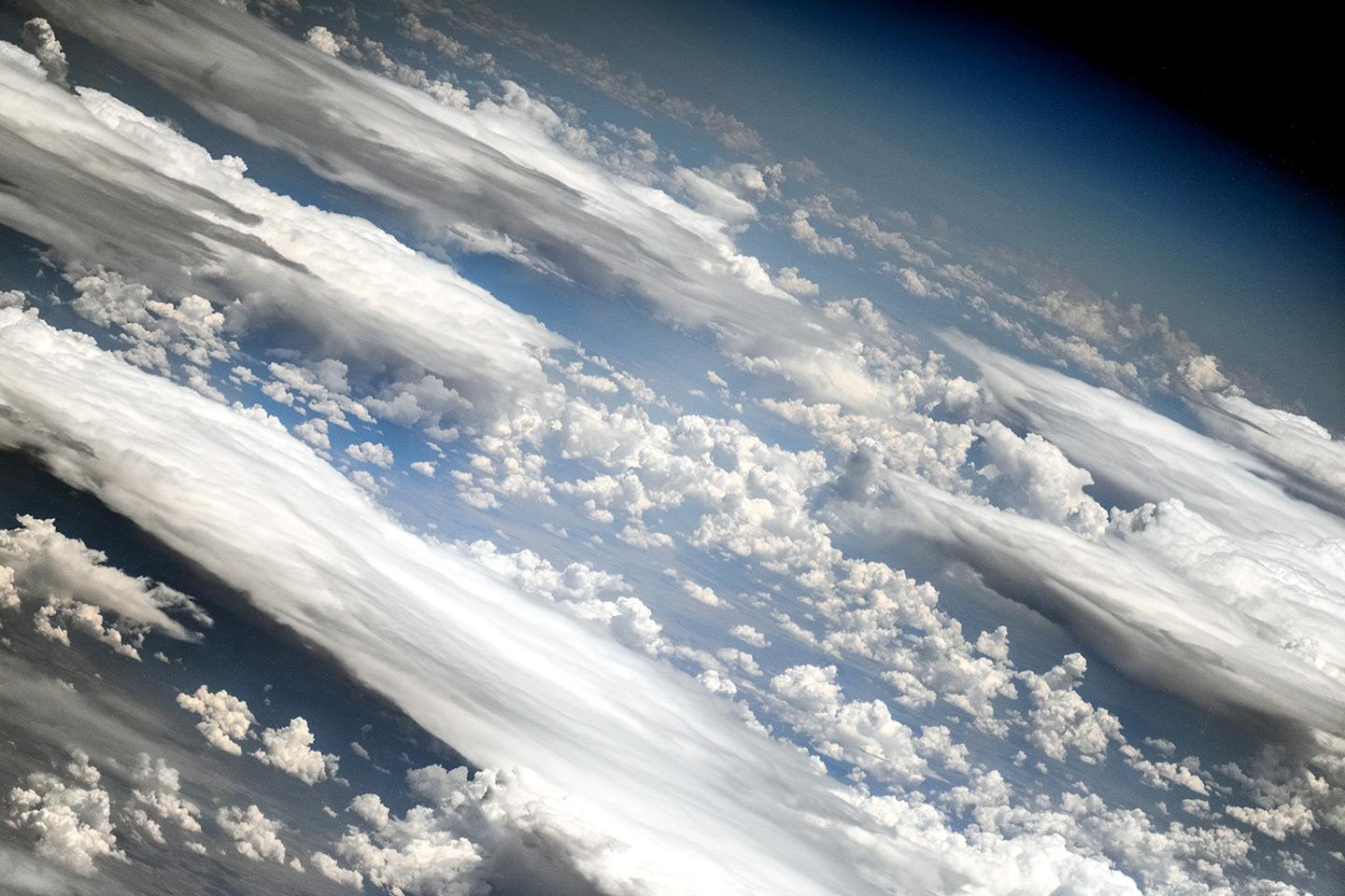 Космос над облаками