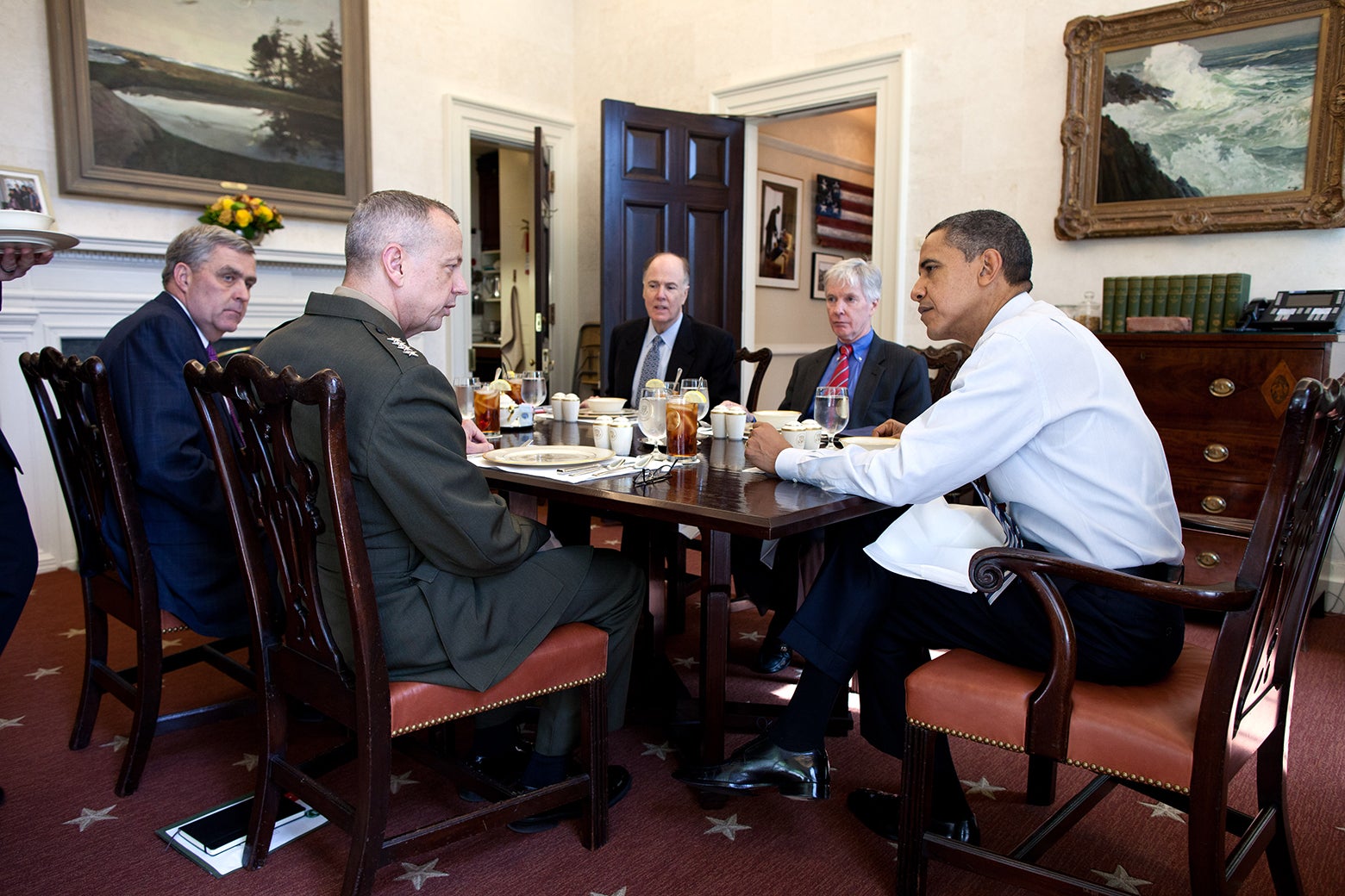 President Obama meeting with advisors in the Presidential Dining Room.