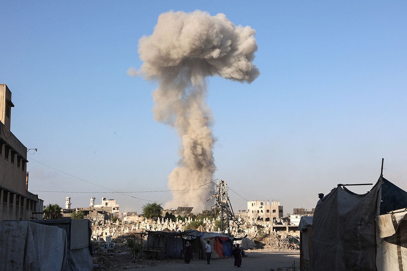 Rookwolken hangen boven gebouwen na een Israëlische legeroperatie in de wijk Zeitoun in Gaza-Stad.