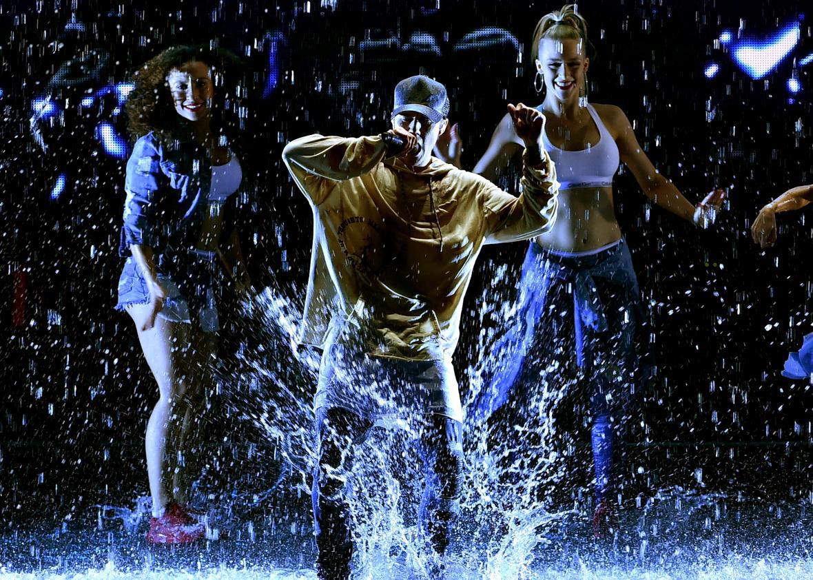 Justin Bieber performs "Sorry" at the 2015 American Music Awards