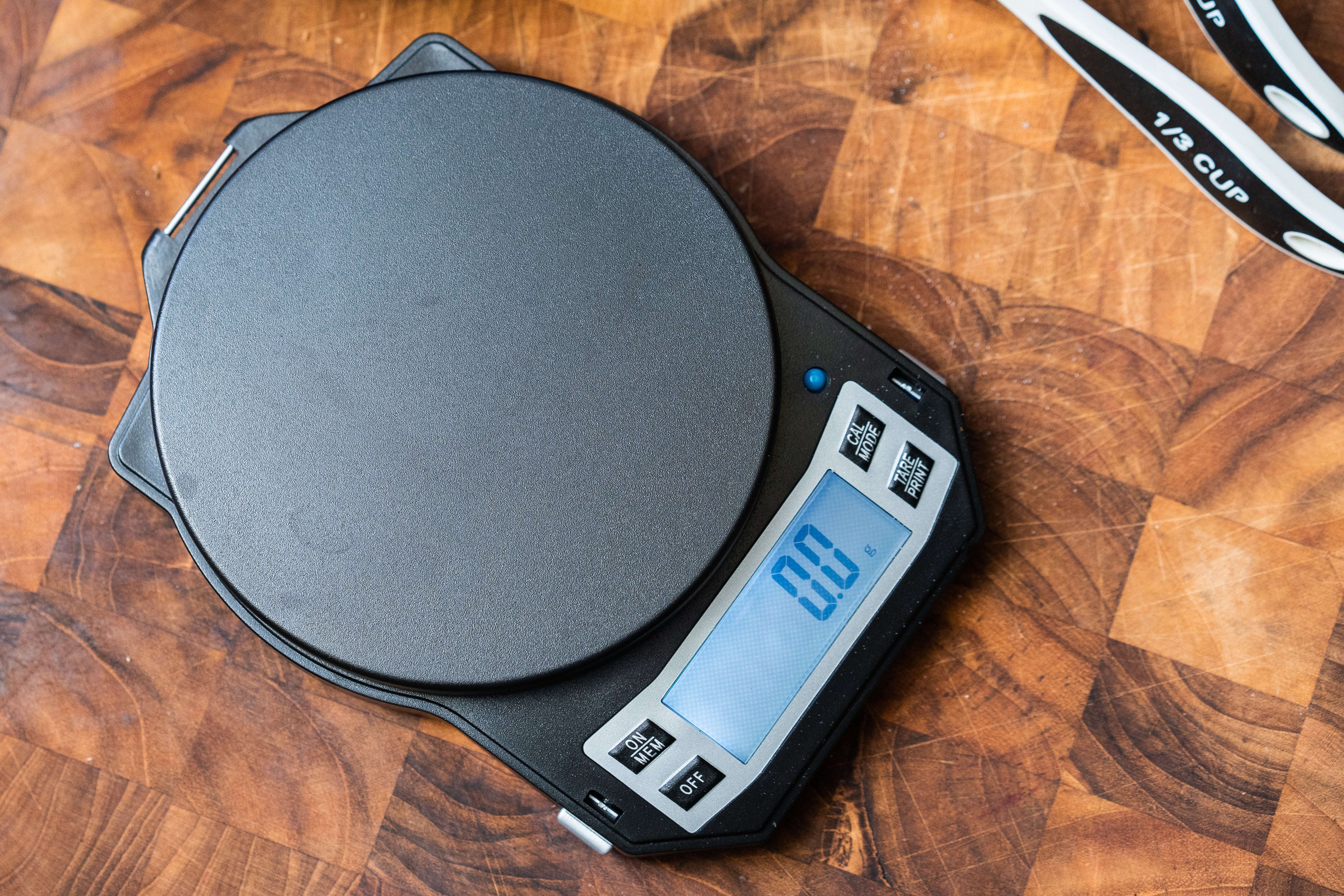 The LB-3000 scale with the backlit screen.