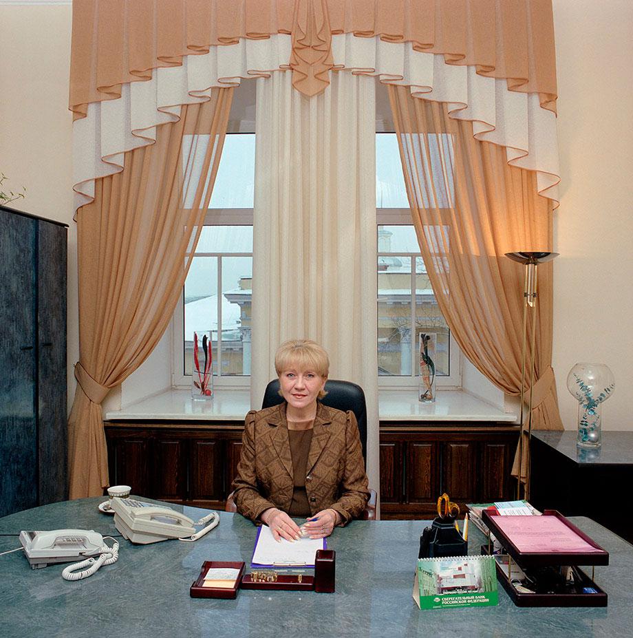Russia, Siberia, province Tomsk. Bureaucracy (c) Jan Banning, 2004.Rusland, Siberie, prov. Tomsk, bureaucratie.Russia-25/2004 [Tom., LVM (b. 1959)]Lyudmila Vasilyevna Malkova (b. 1959) is a secretary to the mayor of the city of Tomsk, Tomsk province. She and her colleague take turns, working every other day, seven days a week, at least 12 hours a day. Monthly salary: 10,500 rubles ($ 375, euro 285). Russia-25/2004 [Tom., LVM (b. 1959)]Lyudmila Vasilyevna Malkova (b. 1959) is secretaresse van de burgemeester van de stad Tomsk, Oblast Tomsk. Werktijden: zij en haar collega wisselen elkaar per dag af, 7 dagen dagen per week en minimaal 12 uur per dag. Maandsalaris: 10,500 roebel (285 euro, 375 $).