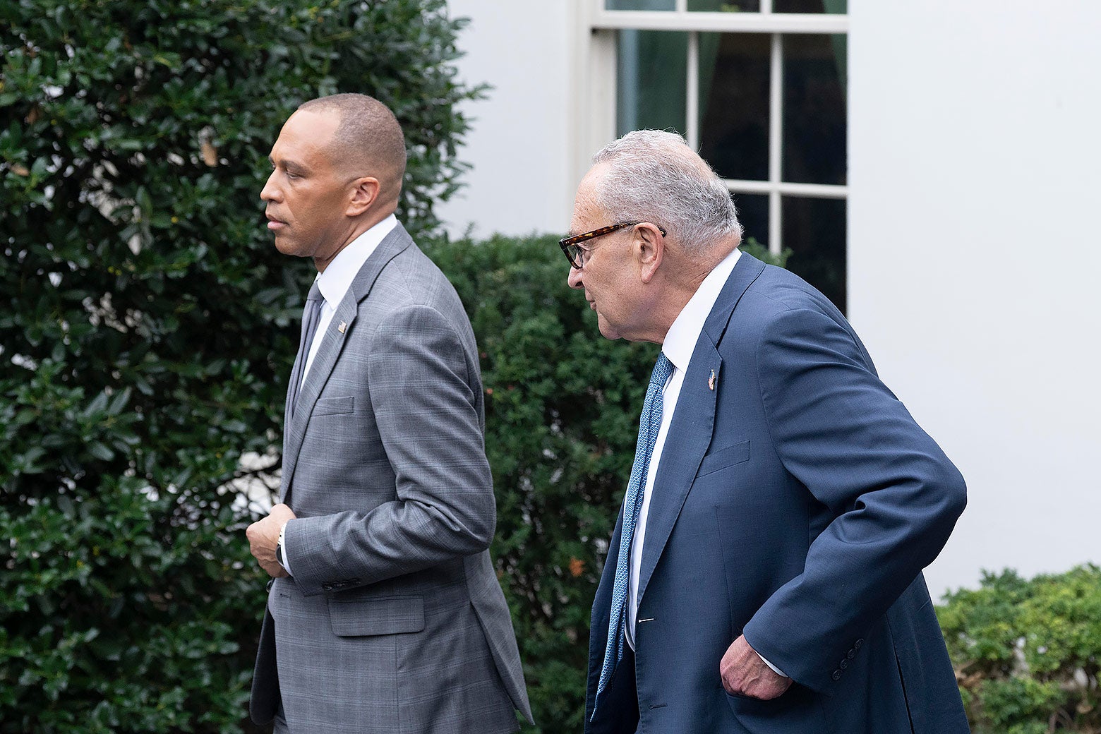Chuck Schumer ve Hakeem Jeffries, Beyaz Saray'ın dışında basın mensuplarına doğru yürüyor.