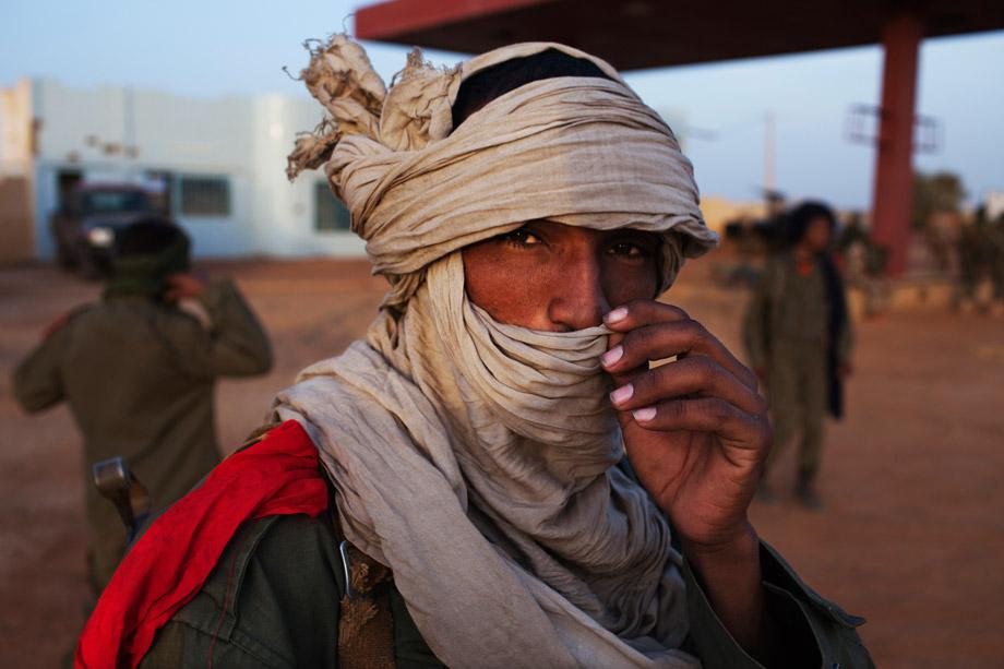 An ethnic Tuareg Malian soldier under the command of Col. El Hadj Ag Gamou fixes his headscarf at a checkpoint in Gao, March 3, 2013. 