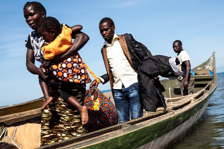 Refugees from Tchomia in the Democratic Republic of Congo arrive on boat at the Nsonga landing site.