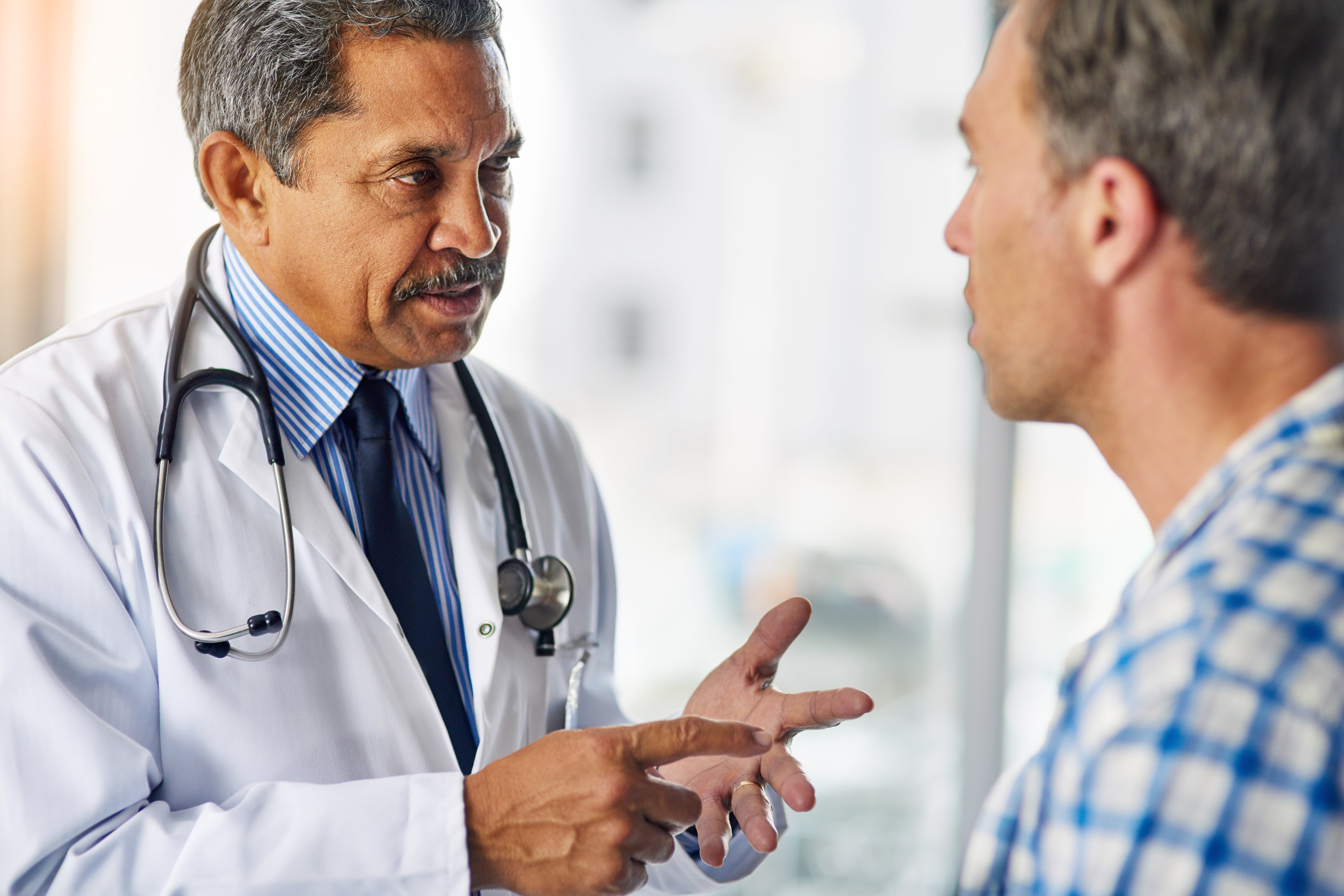 Toma recortada de un médico dando consejos a su paciente durante una consulta.