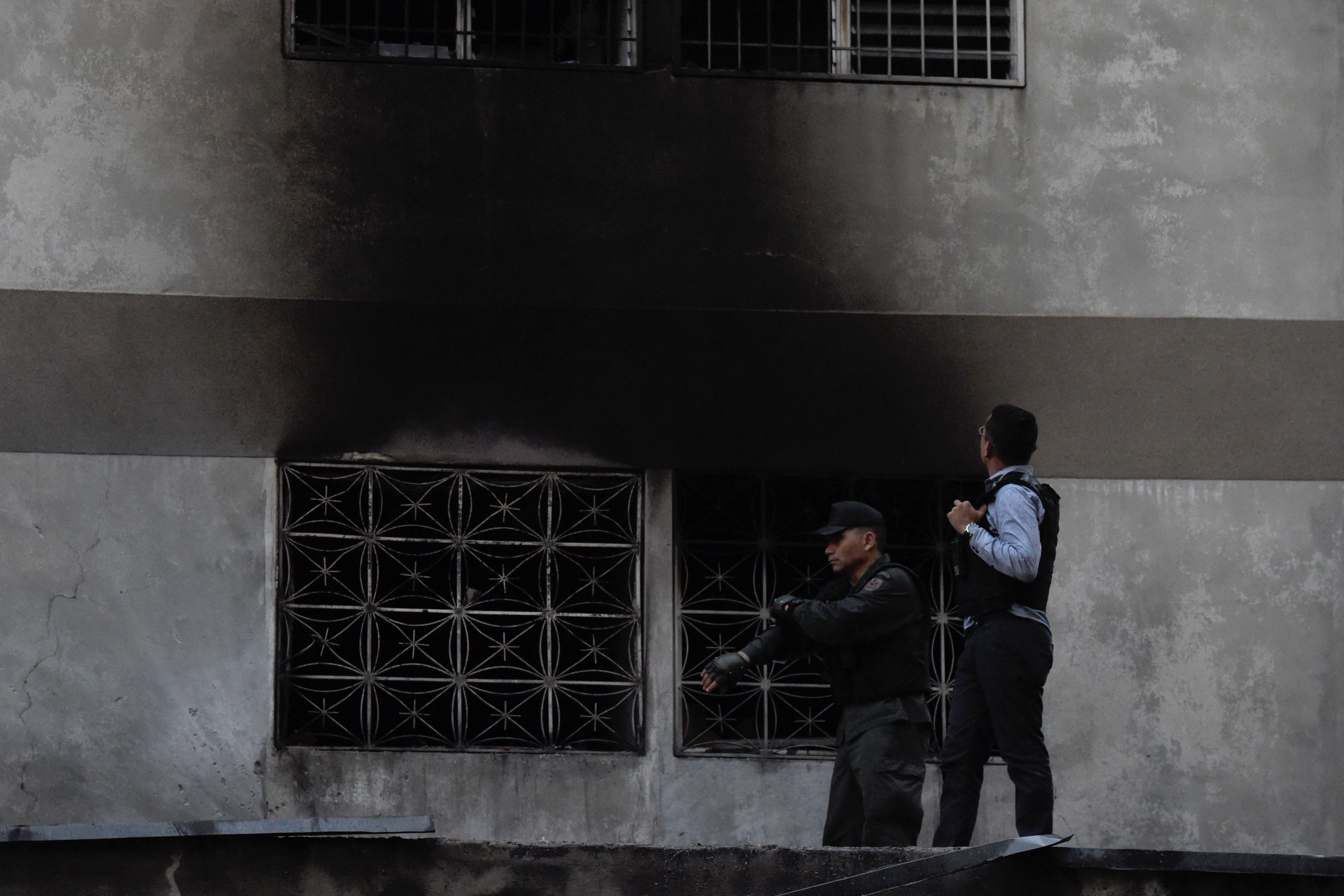 Security forces check a nearby building after an explosion was heard while Venezuelan President Nicolás Maduro was attending a ceremony to celebrate the 81st anniversary of the National Guard, in Caracas on August 4, 2018.