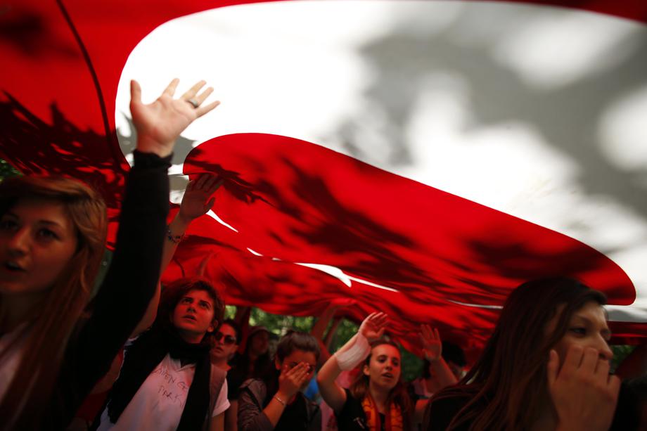 Protesters carry the Turkish flag and shout anti-government slogans during a demonstration at Gezi Park near Taksim Square in central Istanbul June 3, 2013.