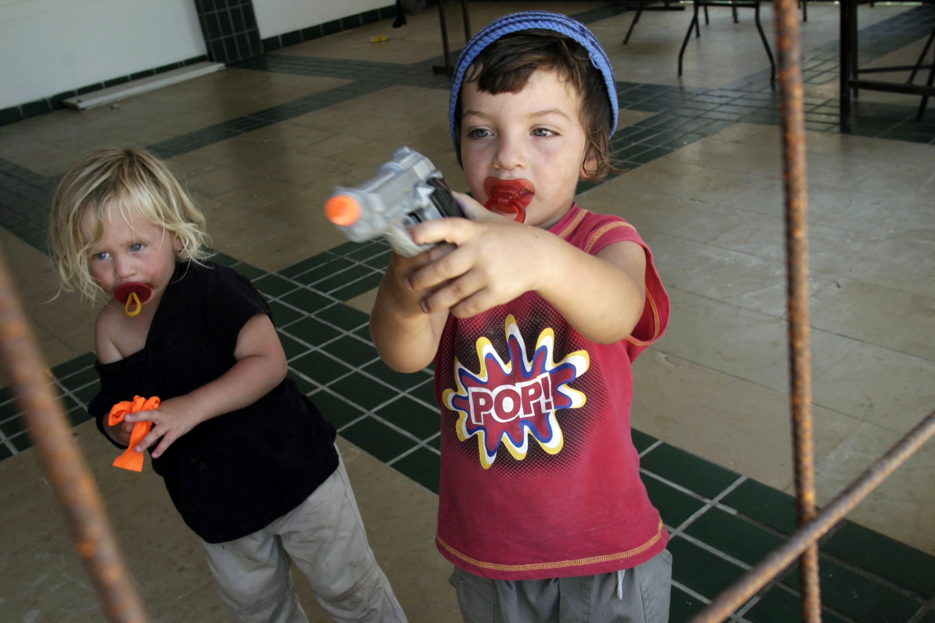Kan ikke lide ballade Kommentér The NRA backs Florida bill preventing student punishment for playing with  toy guns at school.
