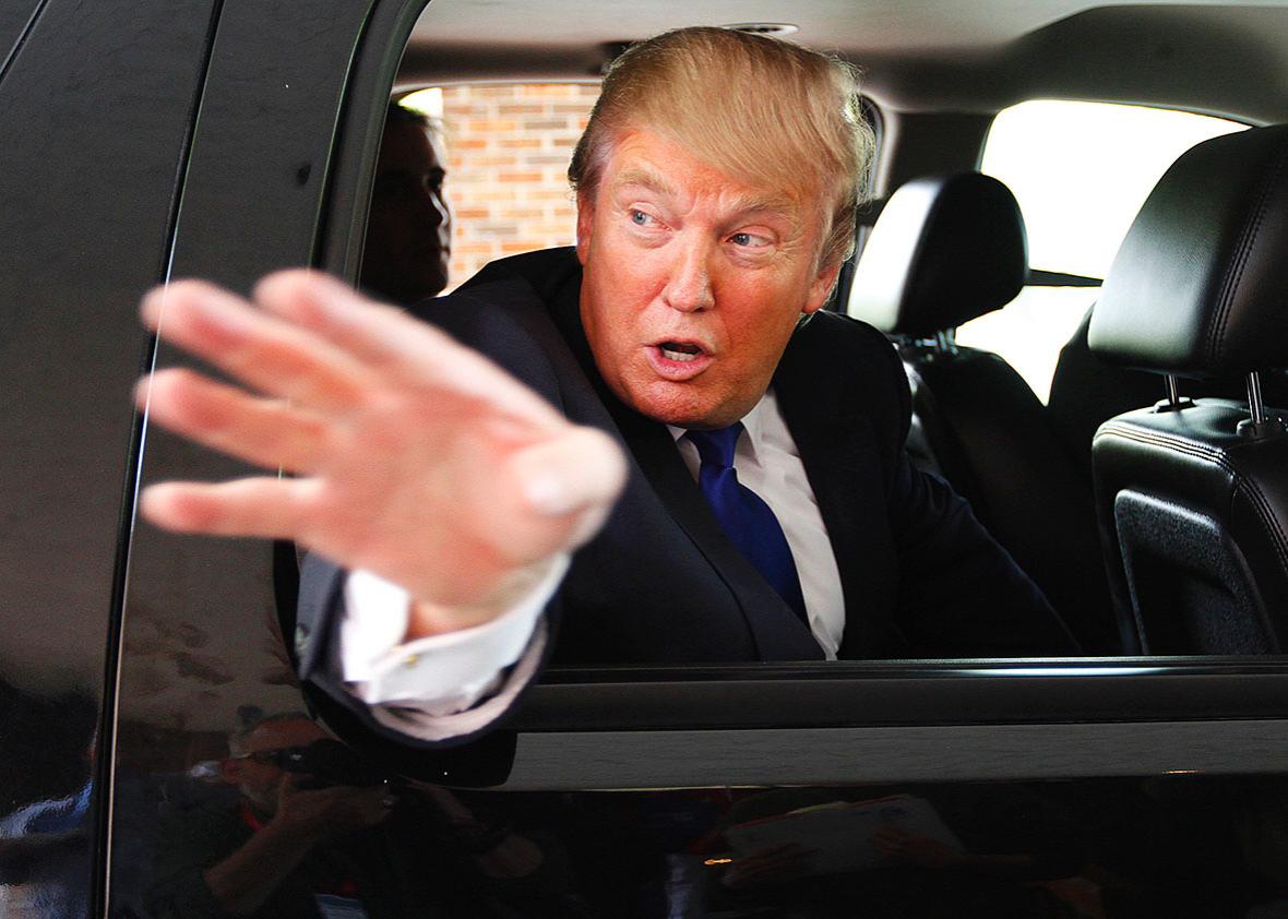 USA-CAMPAIGReal estate magnate Donald Trump waves as he leaves a Greater Nashua Chamber of Commerce business expo at the Radisson Hotel in Nashua, New Hampshire, May 11, 2011. 