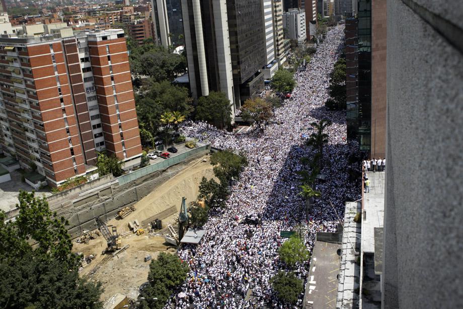 Opposition supporters of Leopoldo Lopez attend a rally before he handed himself over in Caracas February 18, 2014.