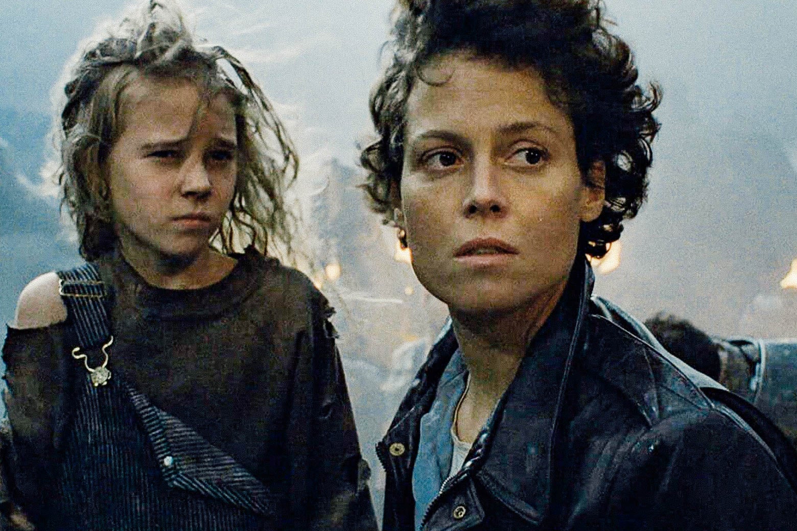 Sigourney Weaver and a young girl (Newt) in Aliens