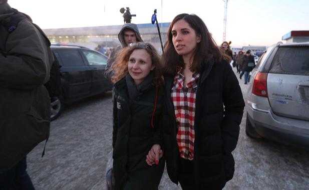 Pussy Riot members Nadezhda Tolokonnikova (R) and Maria Alyokhina (L) walk outside Yemelyanovo airport in Krasnoyarsk, December 24, 2013.