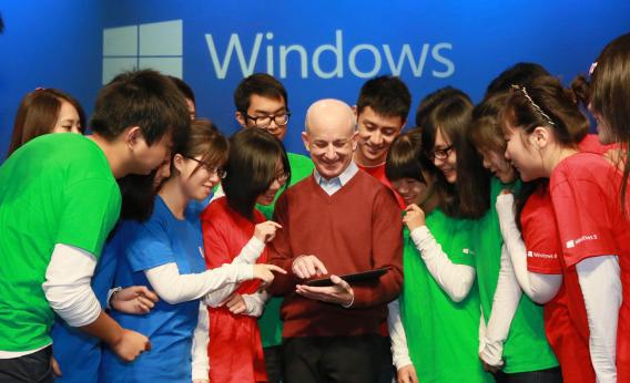 Steven Sinofsky, president of the Windows and Windows Live Division, is joined by excited Chinese students on stage