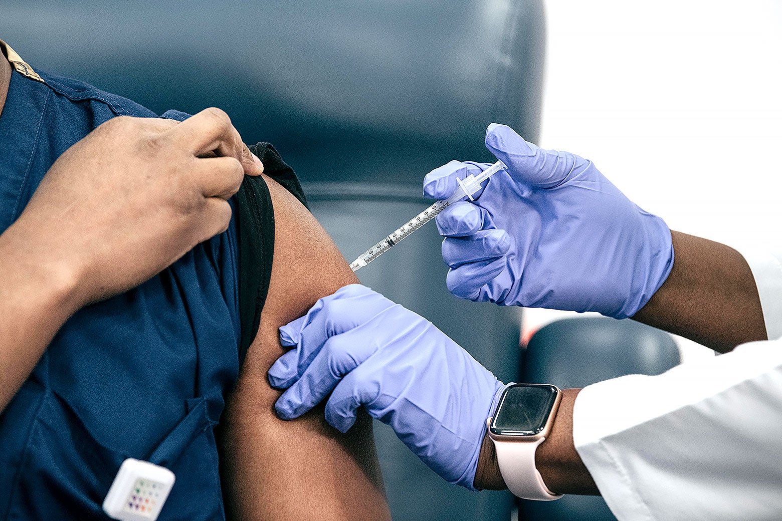 una persona que administra una inyección en el brazo