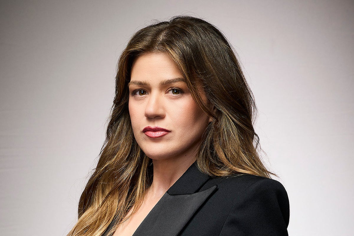 Kelly Clarkson’s Meltdown Over a $15,000 Fake Bird Is Embarrassing for Exactly One Person