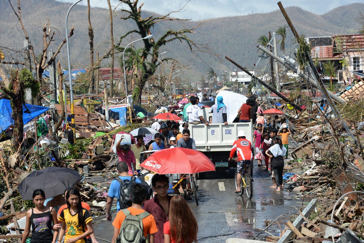 Photos and Videos: typhoon Haiyan devastates Tacloban City, Philippines..