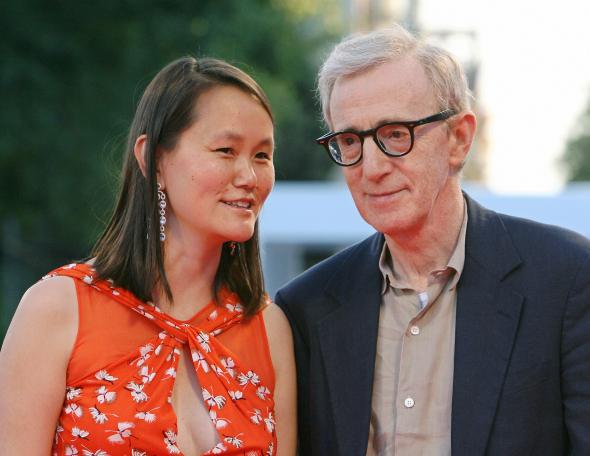 Soţia lui Woody Allen o acuză pe mama ei adoptivă de abuzuri fizice şi psihice