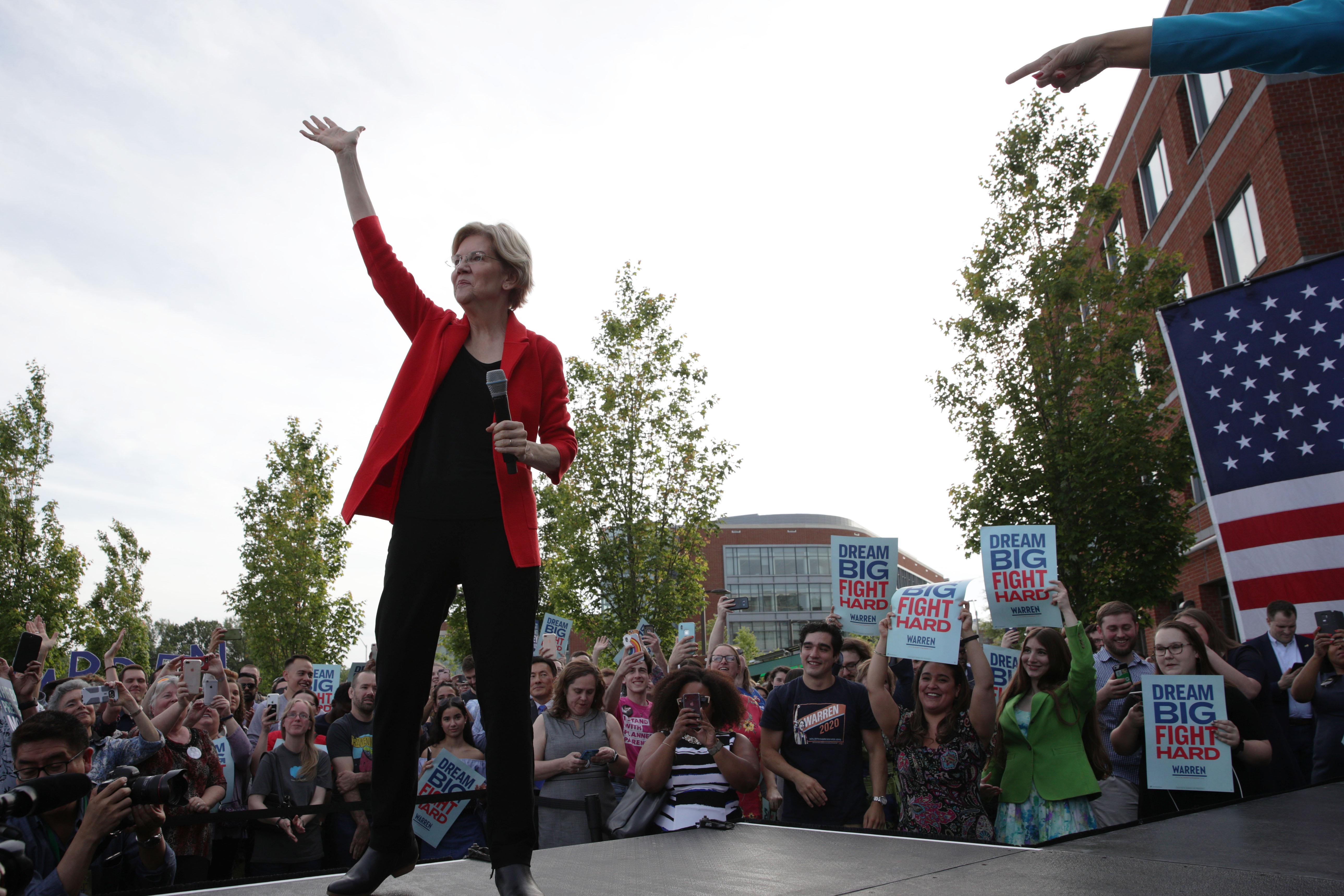 FAIRFAX, VIRGINIA - MAY 16:  Democratic U.S. presidential hopeful Sen. Elizabeth Warren (D-MA) waves during a campaign town hall at George Mason University May 16, 2019 in Fairfax, Virginia. Sen. Warren held a town hall to tell her plans for Americans and answer questions from voters.  (Photo by Alex Wong/Getty Images)