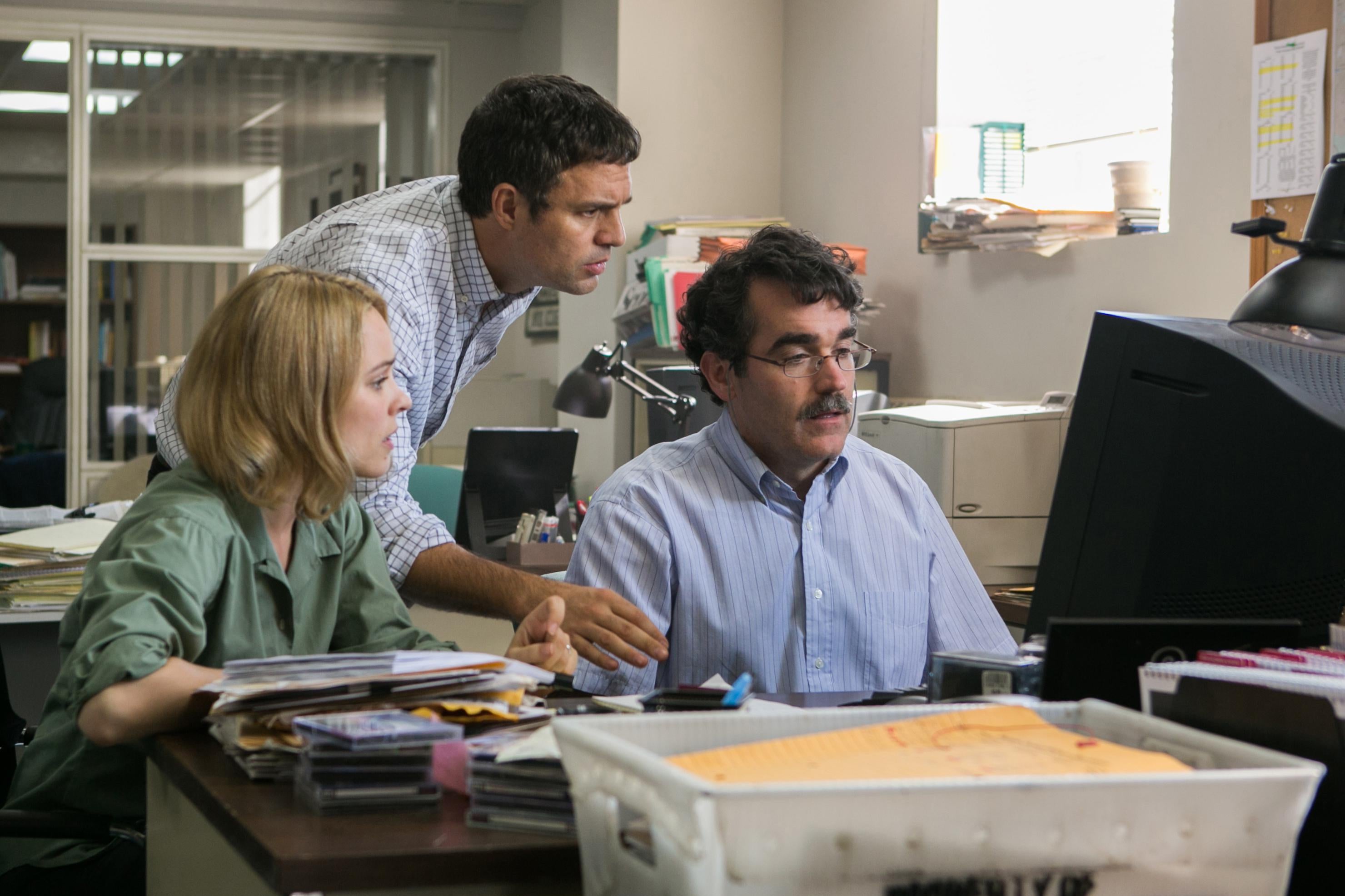 Mark Ruffalo, Brian d'Arcy James and Rachel McAdams all look at a computer screen.