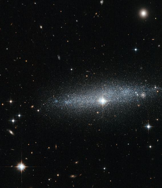 Glitter galaxy — An edge-on view of the ESO 318-13 galaxy