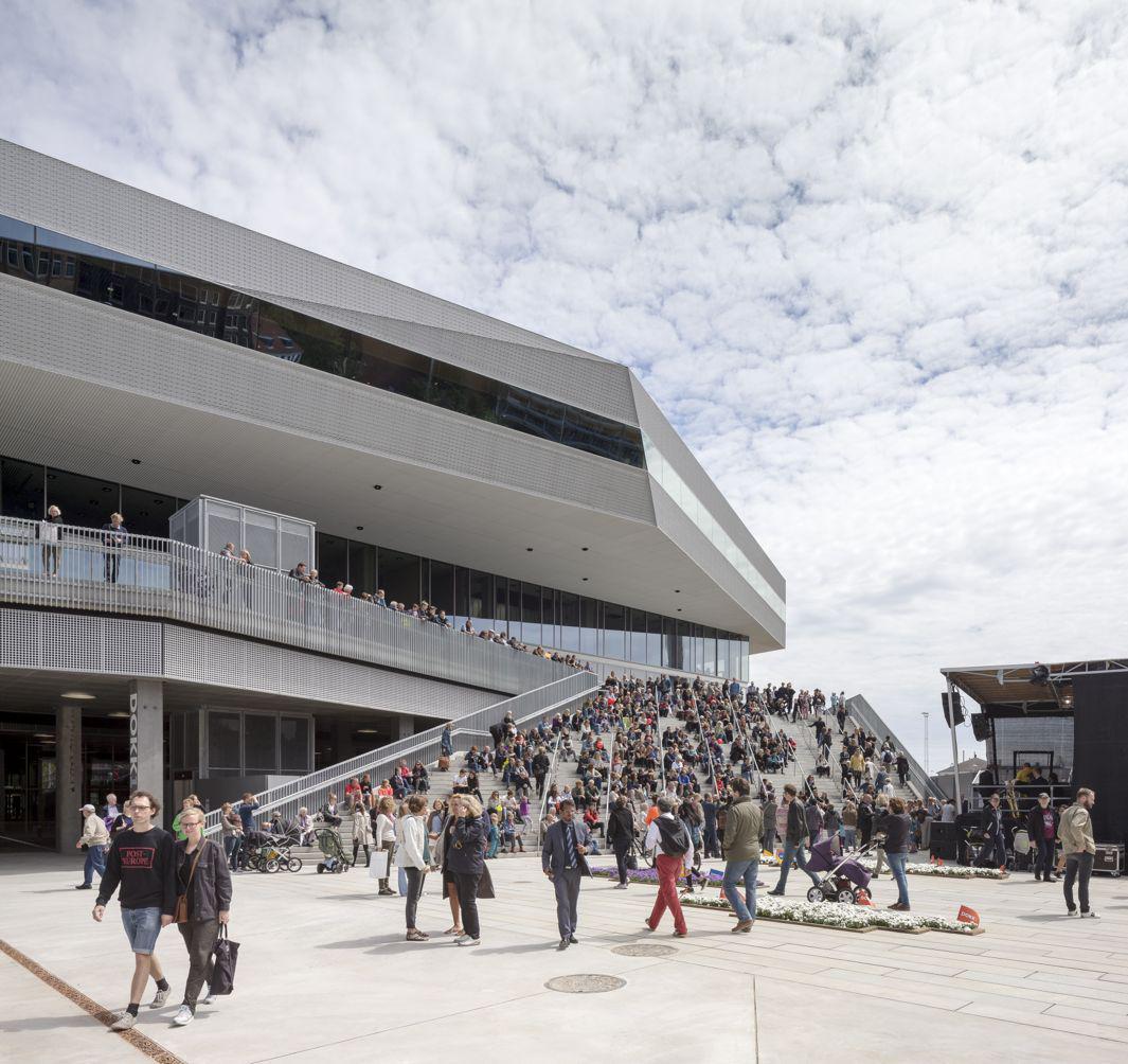 Schmidt Hammer Lassen Architects_Dokk1_Plaza and Stairs to Main Entrance