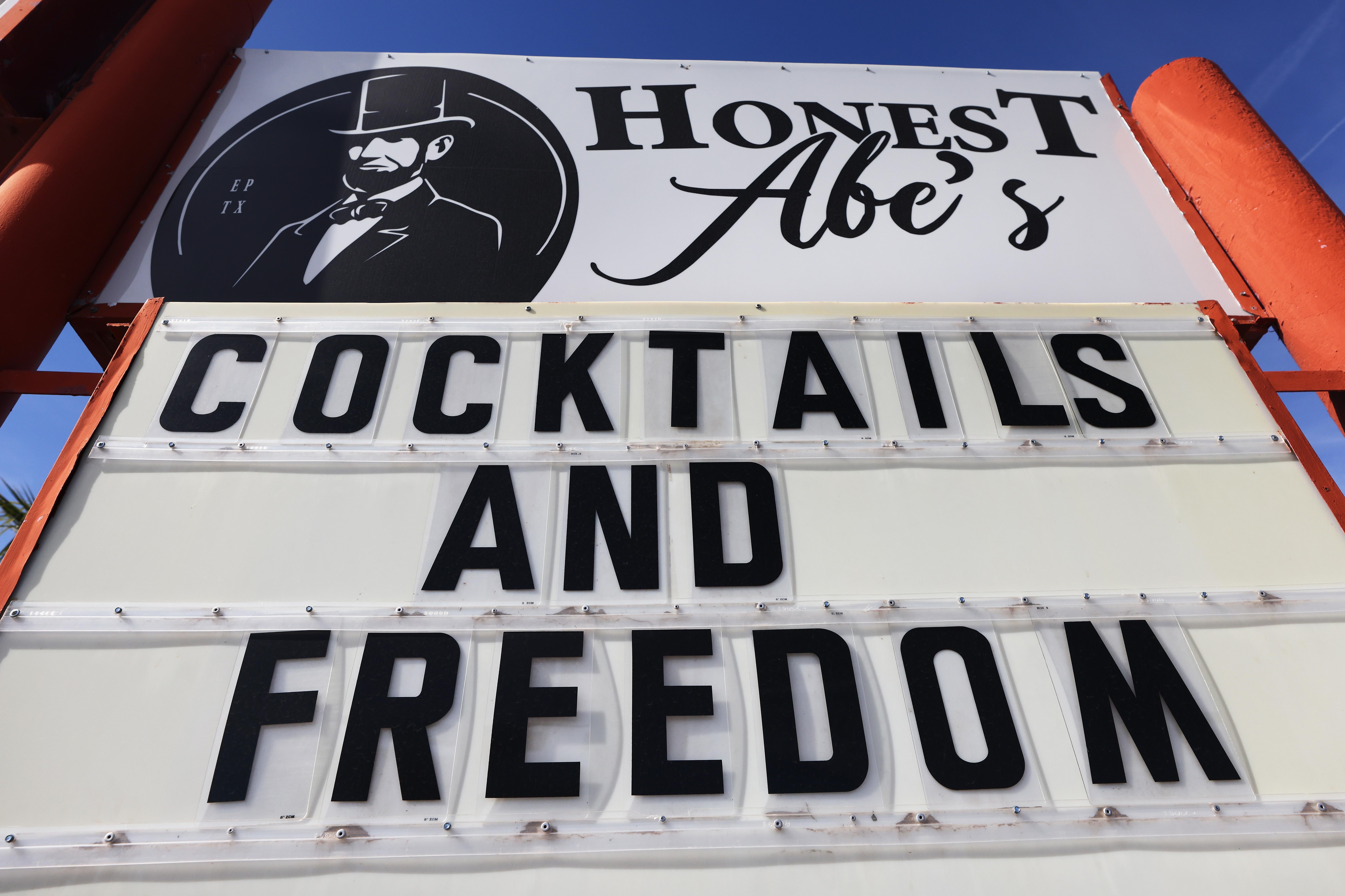 Marquee outside Honest Abe's bar that says "Cocktails and Freedom."