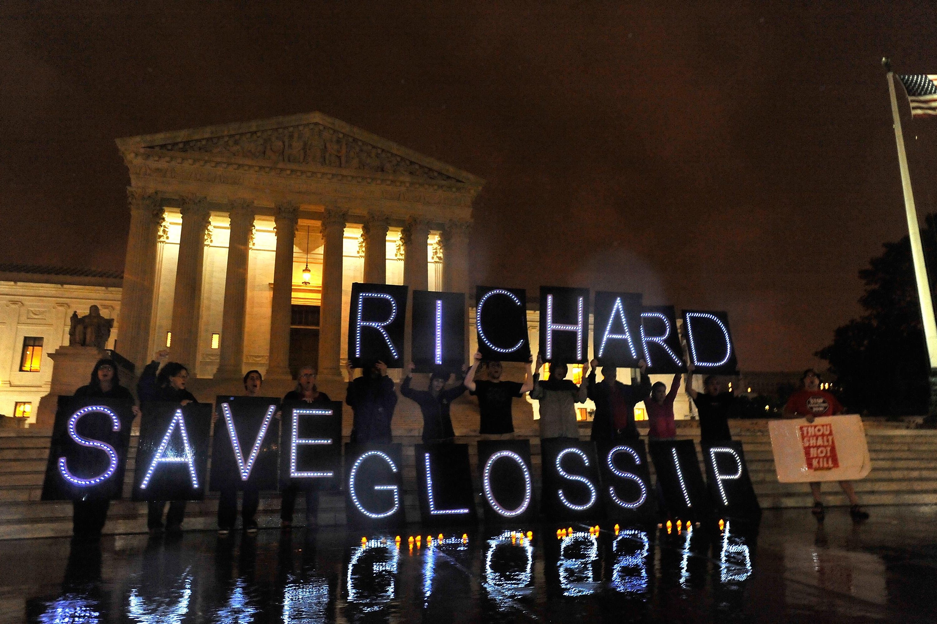 A sign reading Save Richard Glossip on the steps of the court