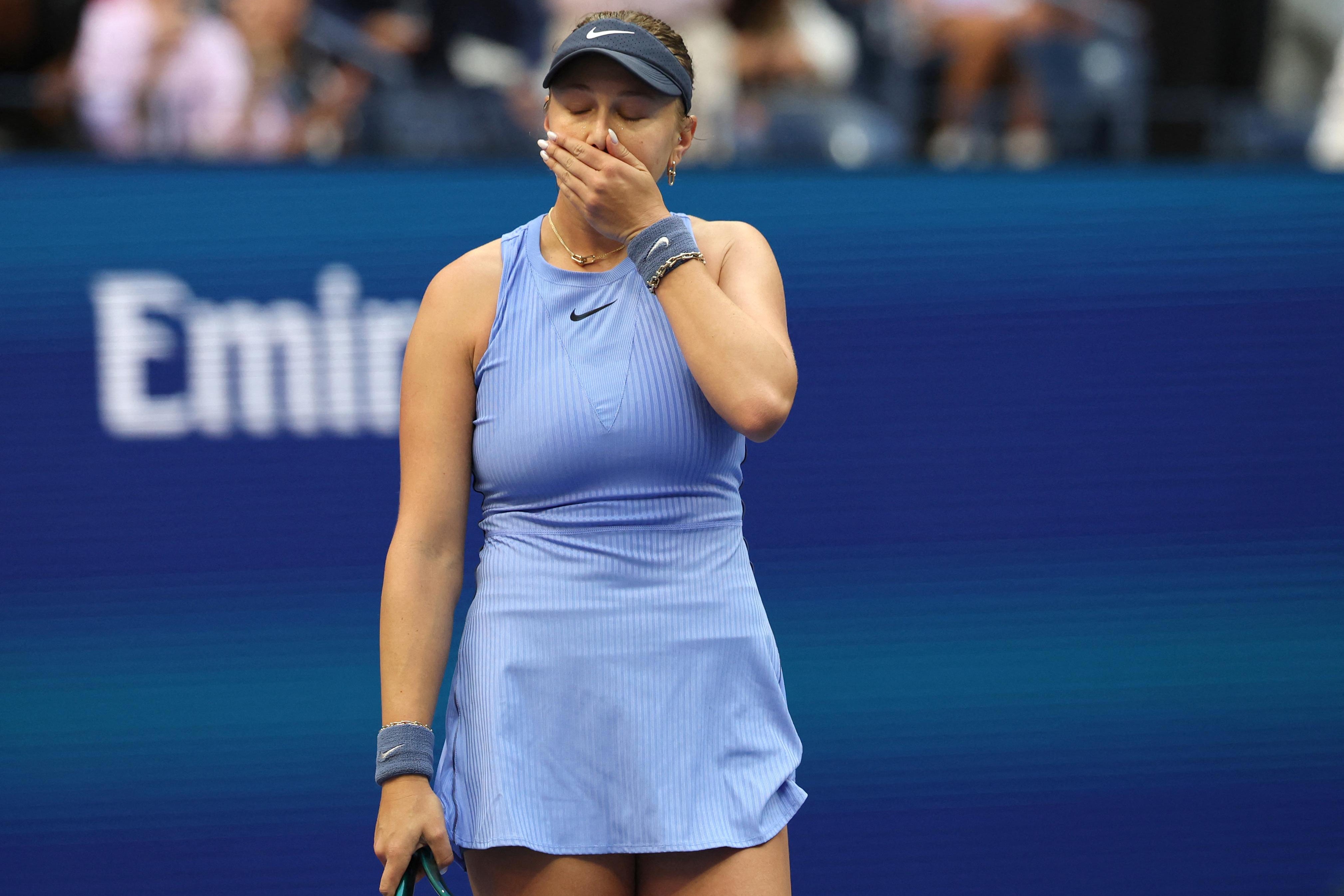 La estadounidense Amanda Anisimova reacciona tras derrotar a la polaca Iga Swiatek en su partido de cuartos de final individual femenino de tenis, en la undécima jornada del Abierto de Estados Unidos, en el Centro Nacional de Tenis Billie Jean King de la USTA, en la ciudad de Nueva York, el 3 de septiembre de 2025. (Foto de TIMOTHY A. CLARY / AFP) (Foto de TIMOTHY A. CLARY/AFP vía Getty Images)