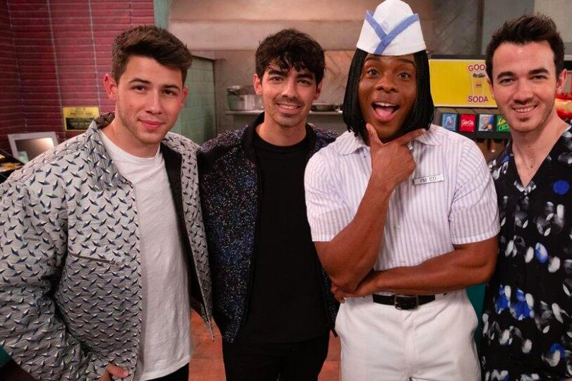 Jonas Brothers visit Kel Mitchell at Good Burger on the All That revival. Jonas Brothers visit Kel Mitchell at Good Burger on the All That revival.