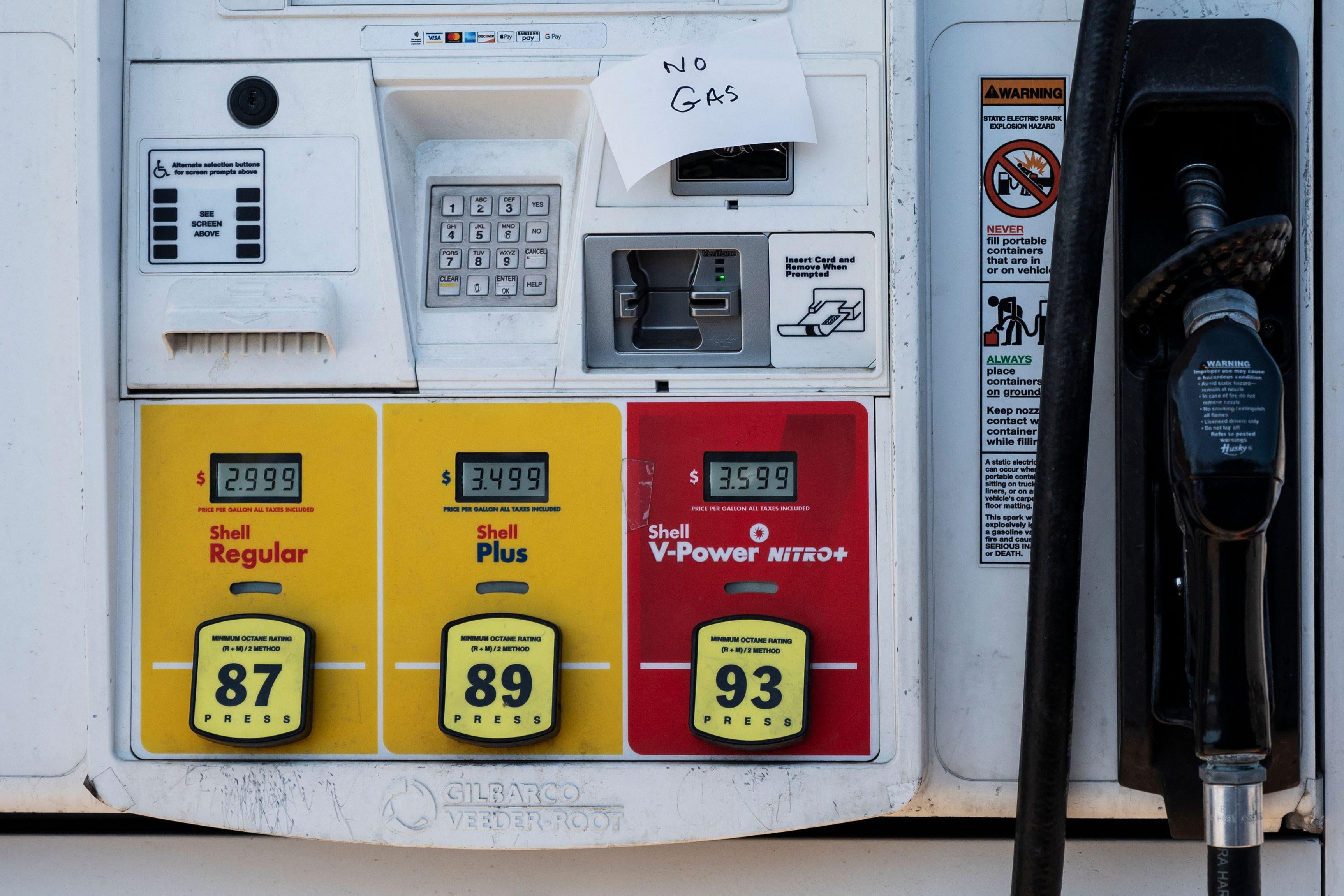 A handwritten "No Gas" sign on a gas pump.