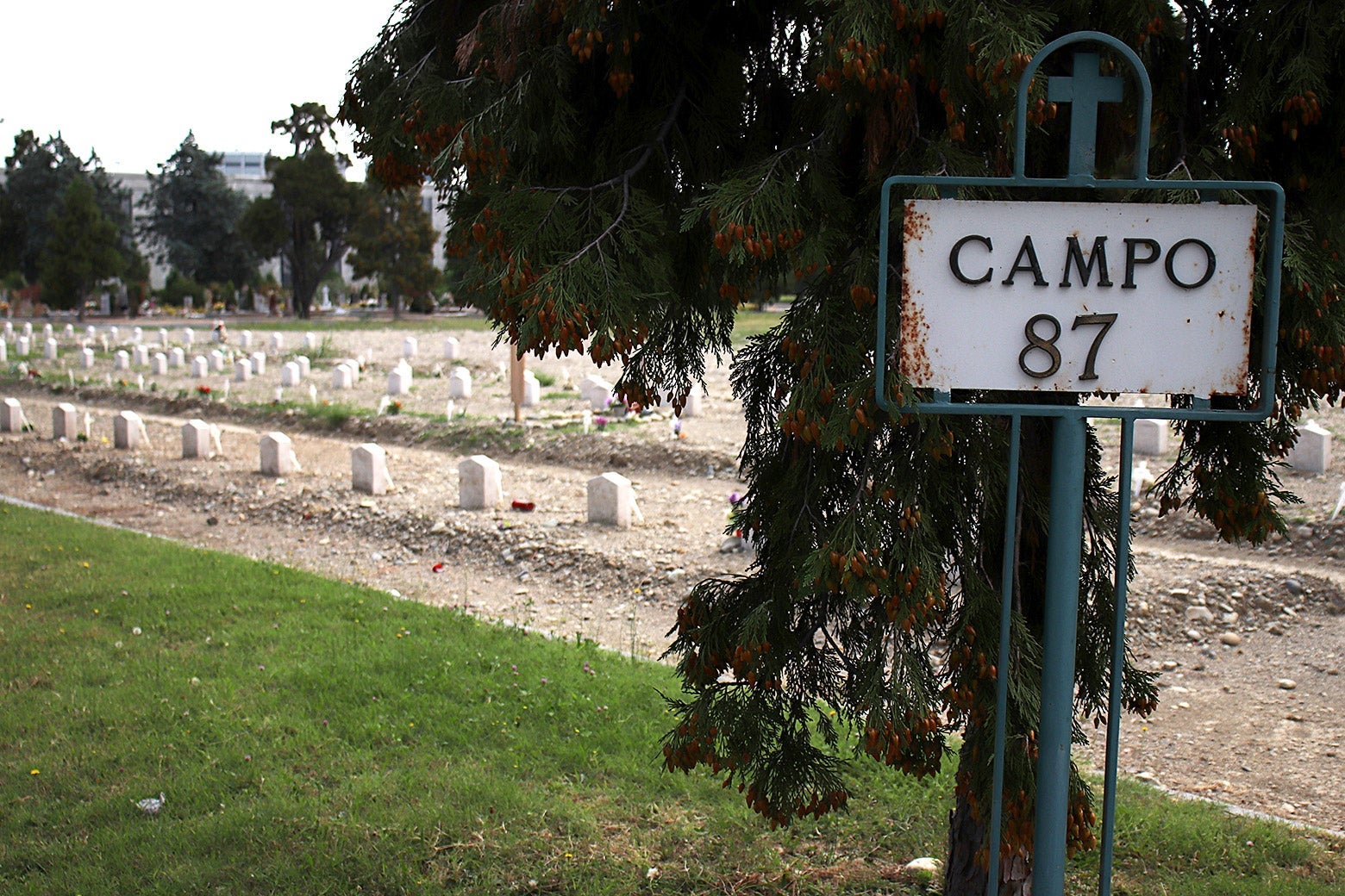 A sign near the graveyard marking Campo 87.