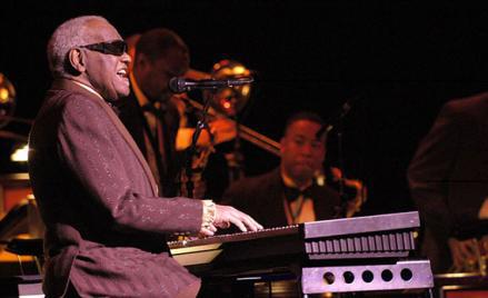 Last concert of Ray Charles, at Salle Wilfrid-Pelletier of the Place des Arts while the Festival International de Jazz de Montréal in 2003. 