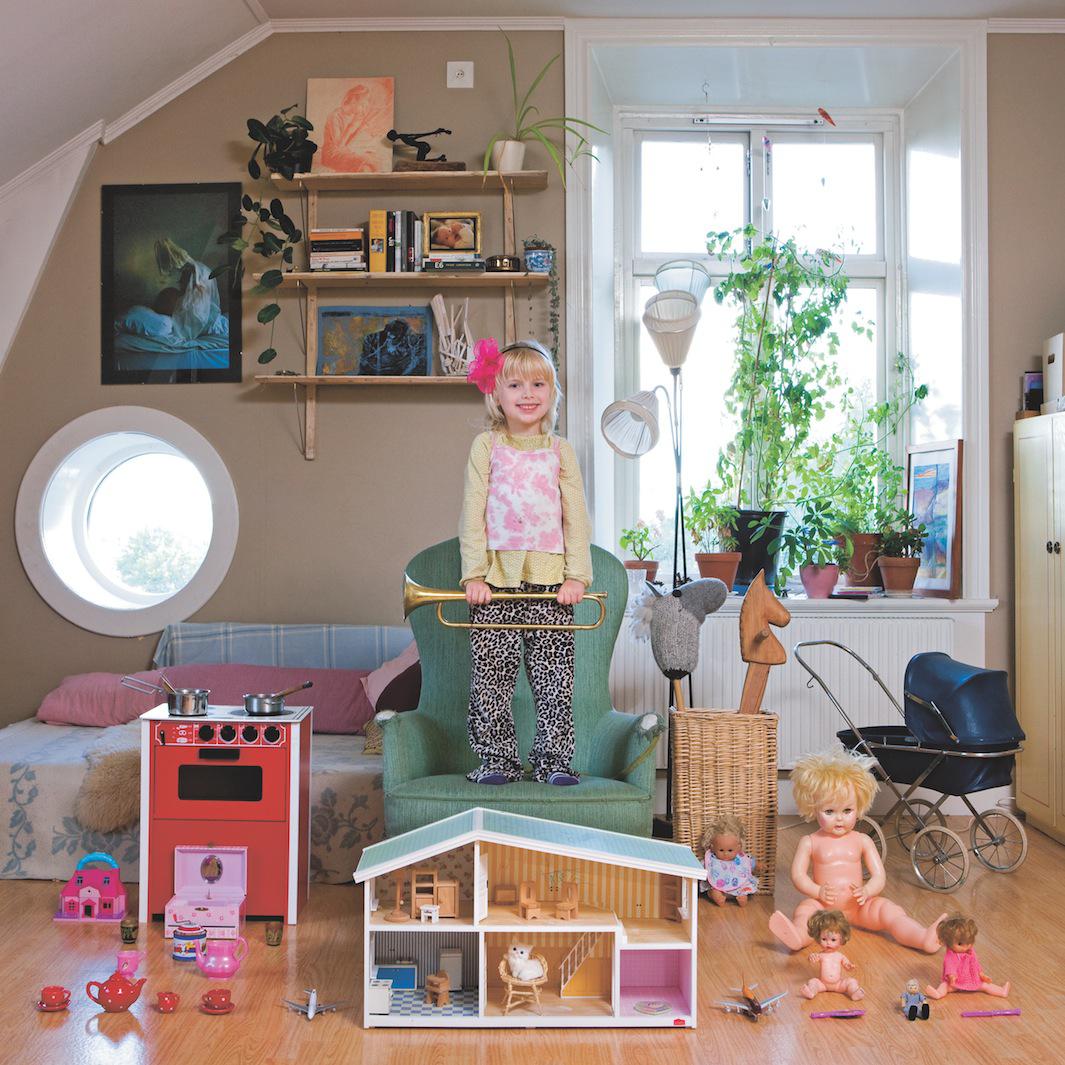 Gabriele Galimberti Photographs Children With Their Toys In His Book Toy Stories Photos Of Children From Around The World And Their Favorite Things Photos