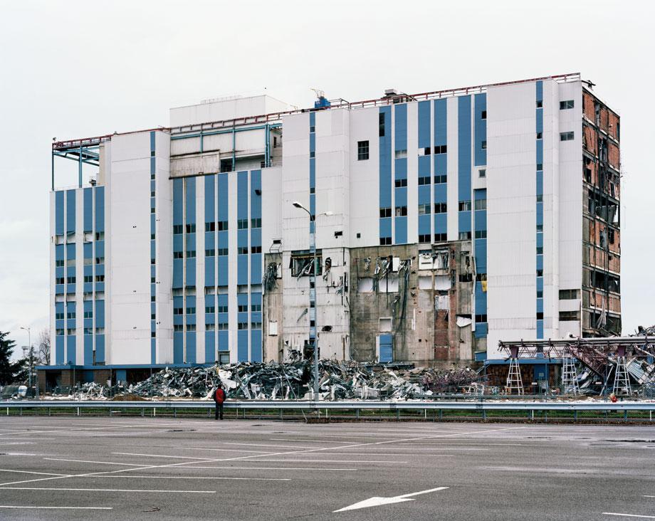 AFteR the FAIled IMPlosIon oF the KodAK-PAthÉ bUIldInG Gl, ChAlon-sUR-sAÔne, FRAnCe DECEMBER 10, 2007