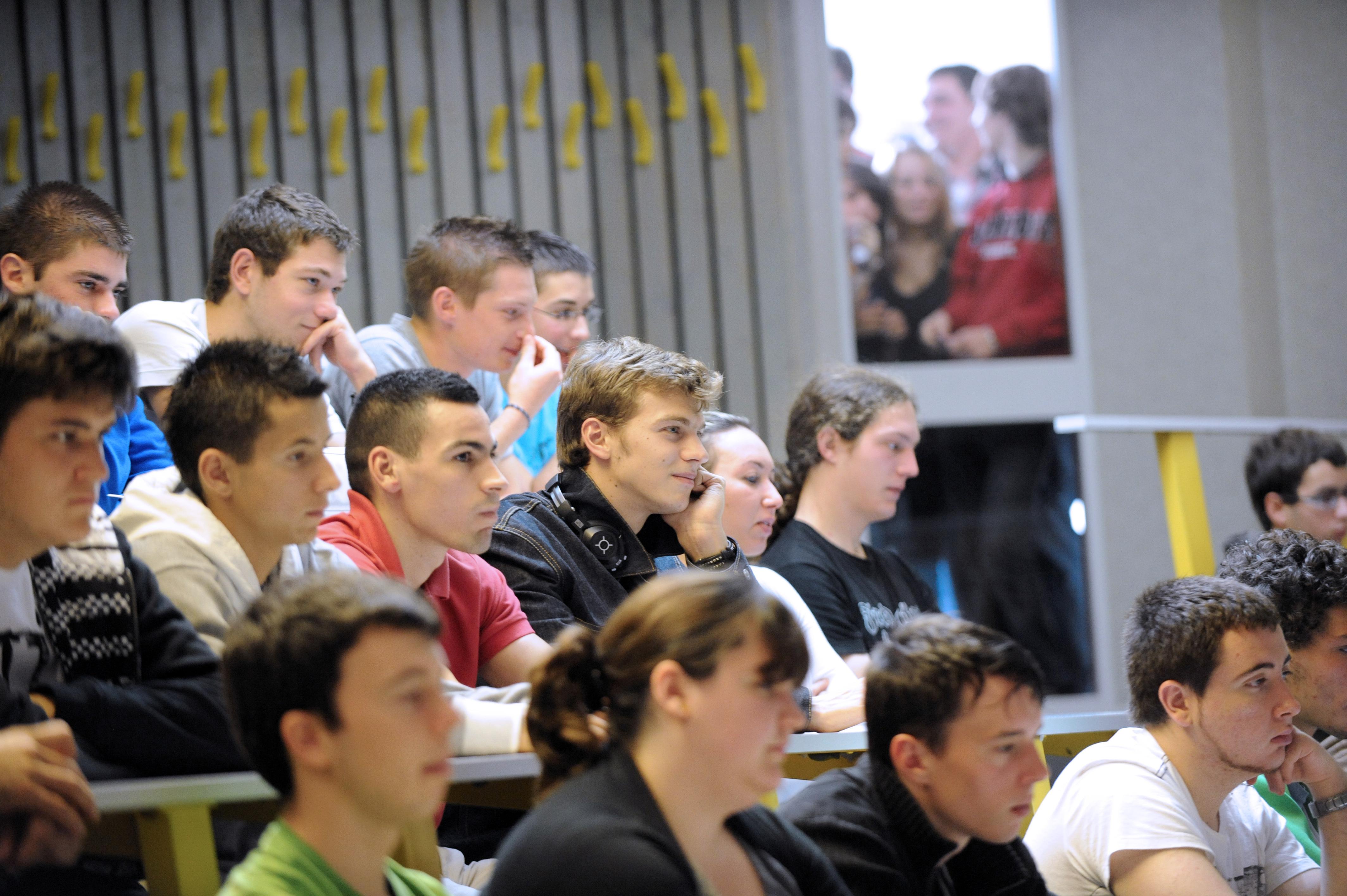 A group of freshmen economy students stand together chatting after they attended an information lecture 16 October 2003 in an auditorium of the technical university of Berlin at the beginning of the winter semester. 