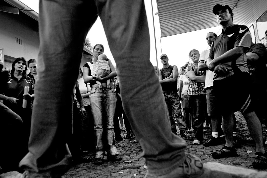 Volunteers from all over Pretoria are debriefed before beginning a search for 7yr old Sheldean. Pretoria, February 2007.