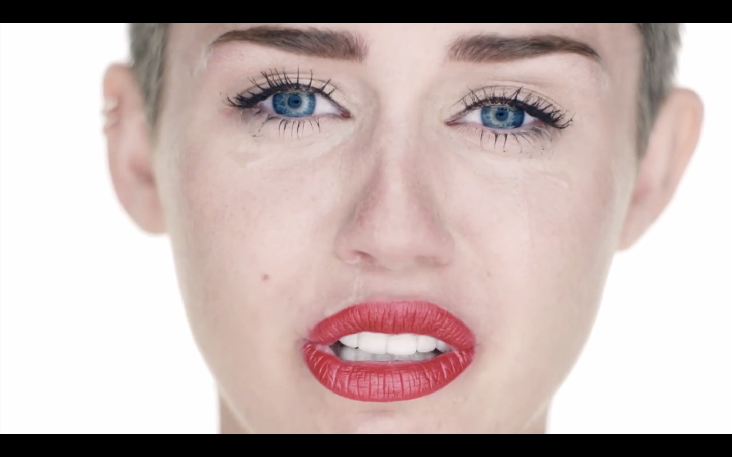 miley cyrus eyes wrecking ball