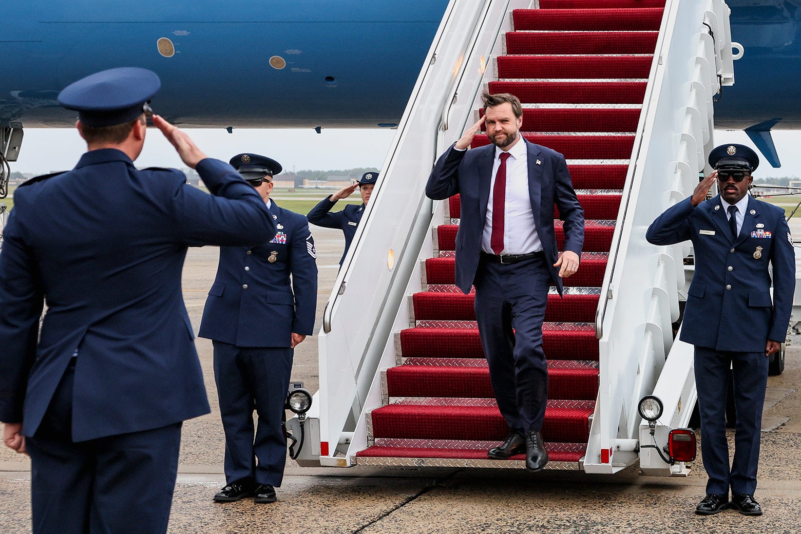 JD Vance saluda a los miembros del servicio mientras se retira del Air Force Two.