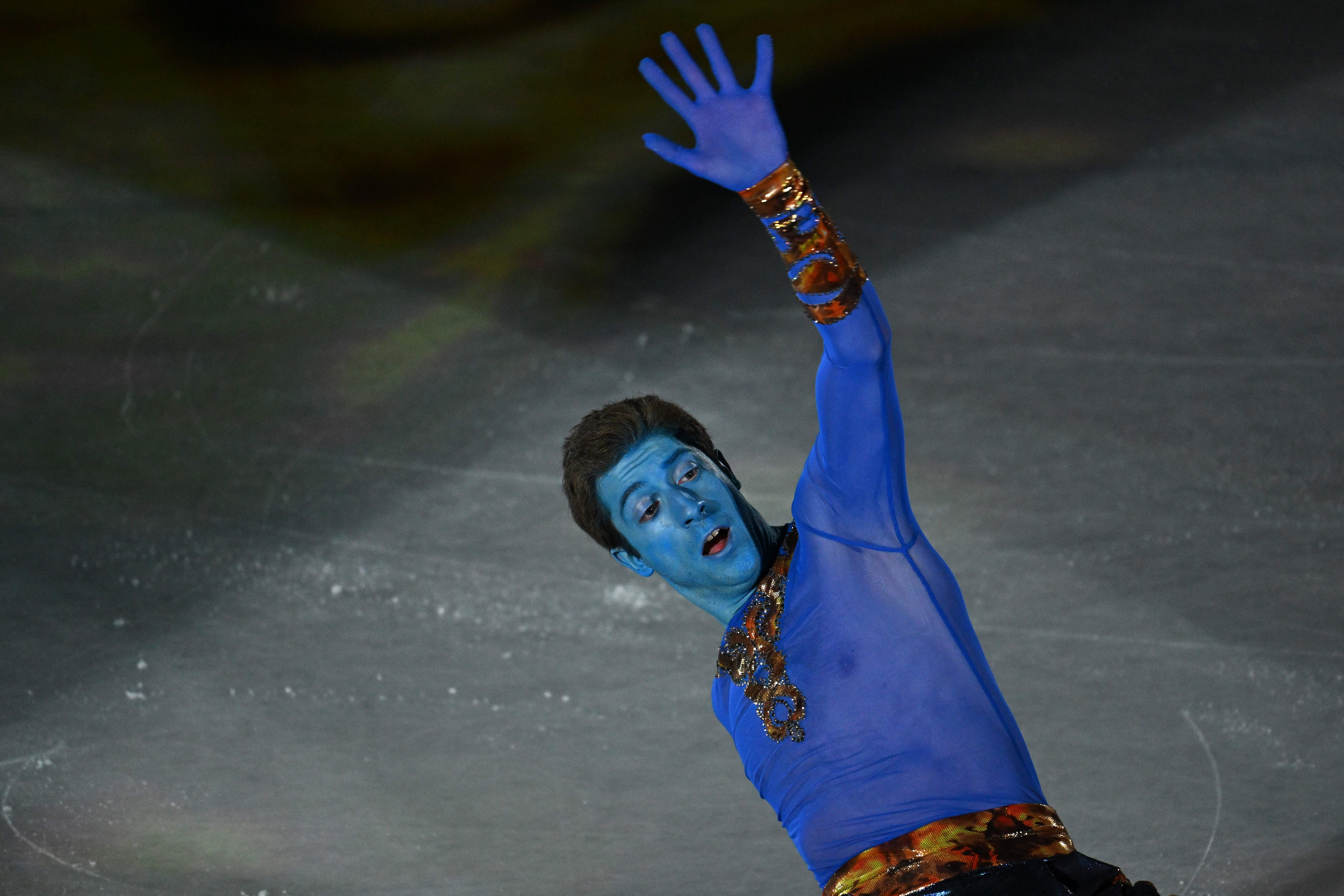 Kvitelashvili leaning back and waving