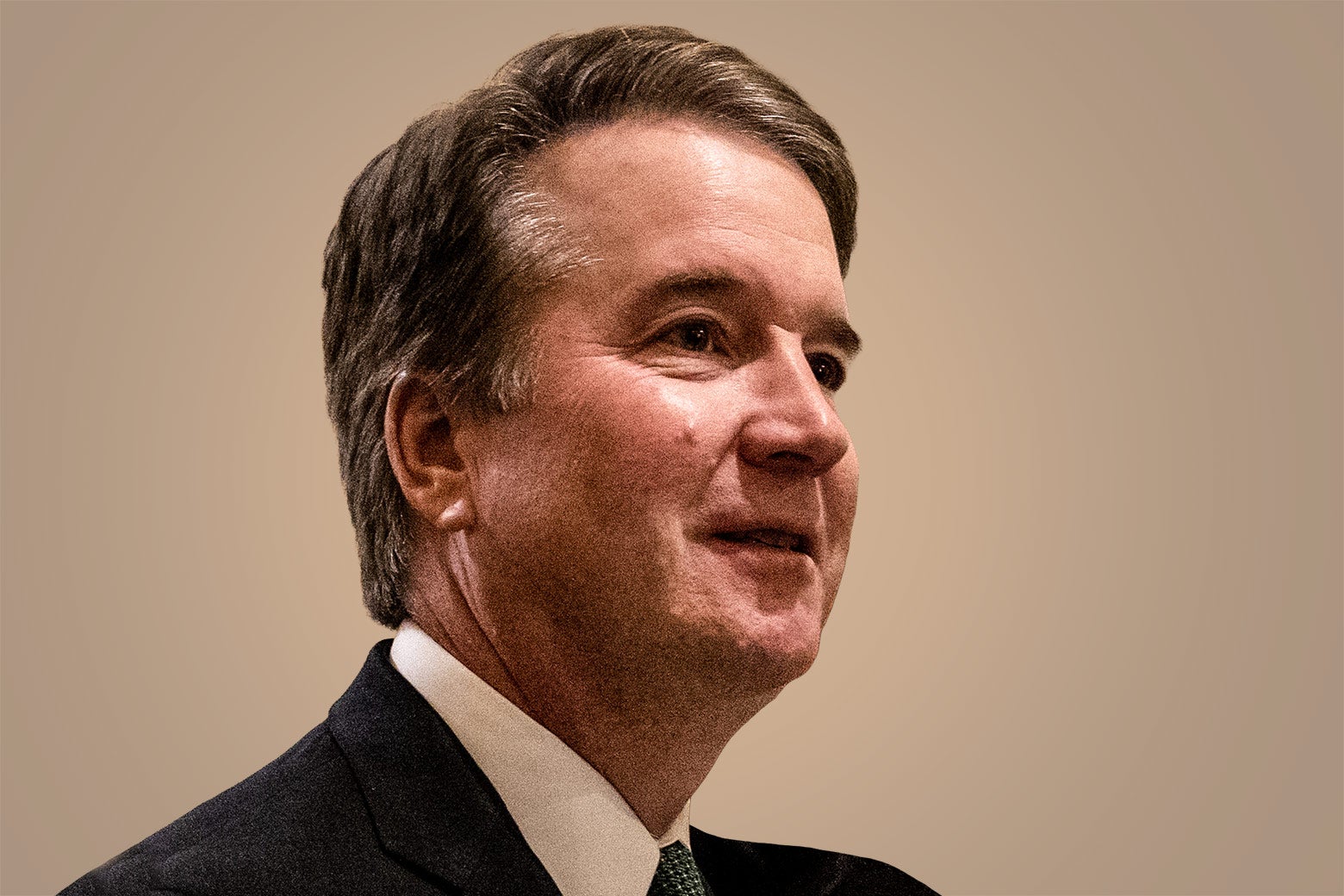 Kavanaugh takım elbise giyiyor, sırıtıyor.