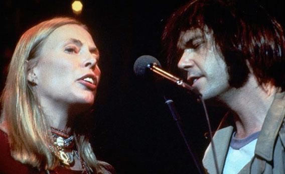 Still of Joni Mitchell and Neil Young in The Last Waltz