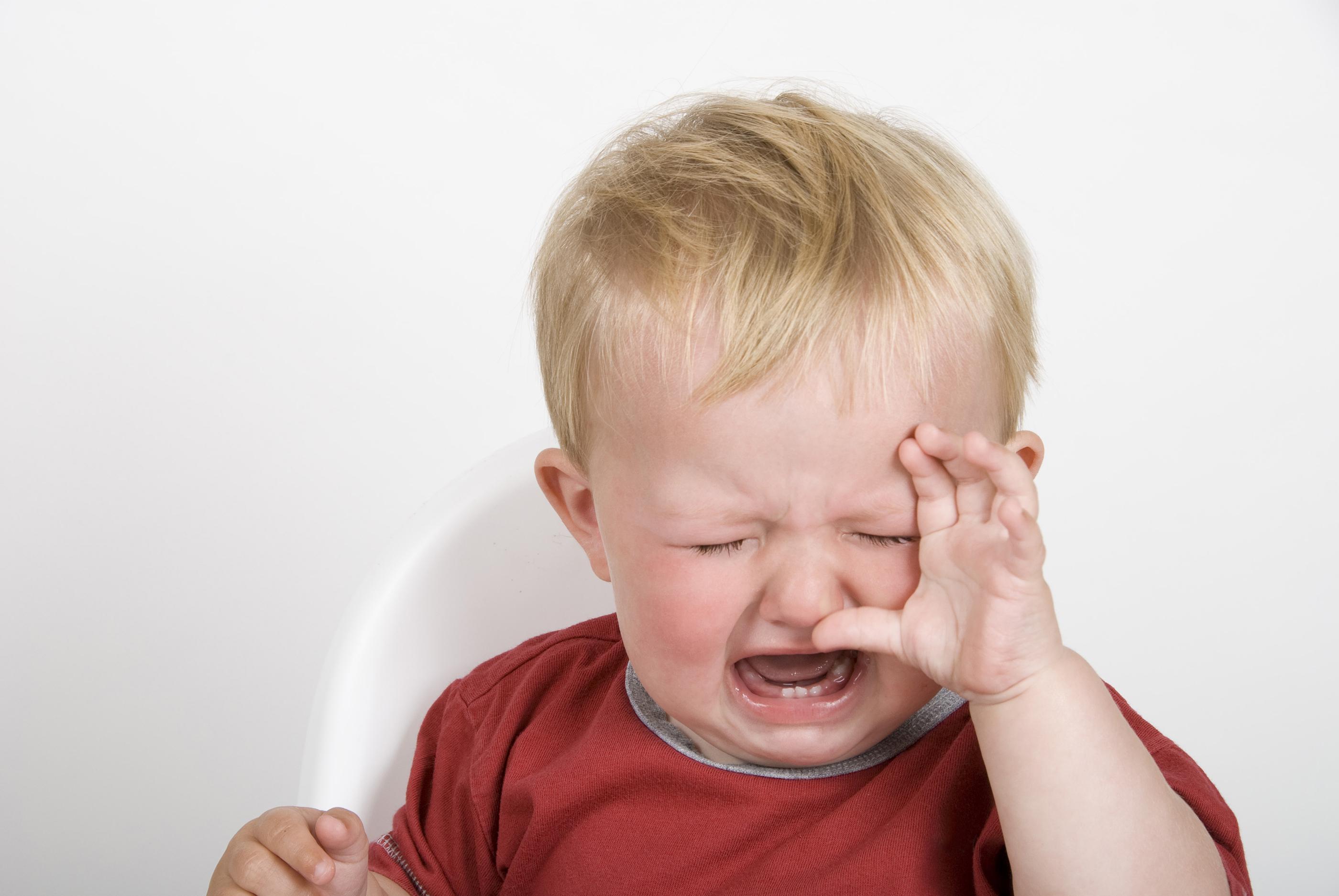 Ребенок плачет когда выходишь. Капризный ребенок. Истерика у ребенка. "Дети и стресс". Ребенок плачет.