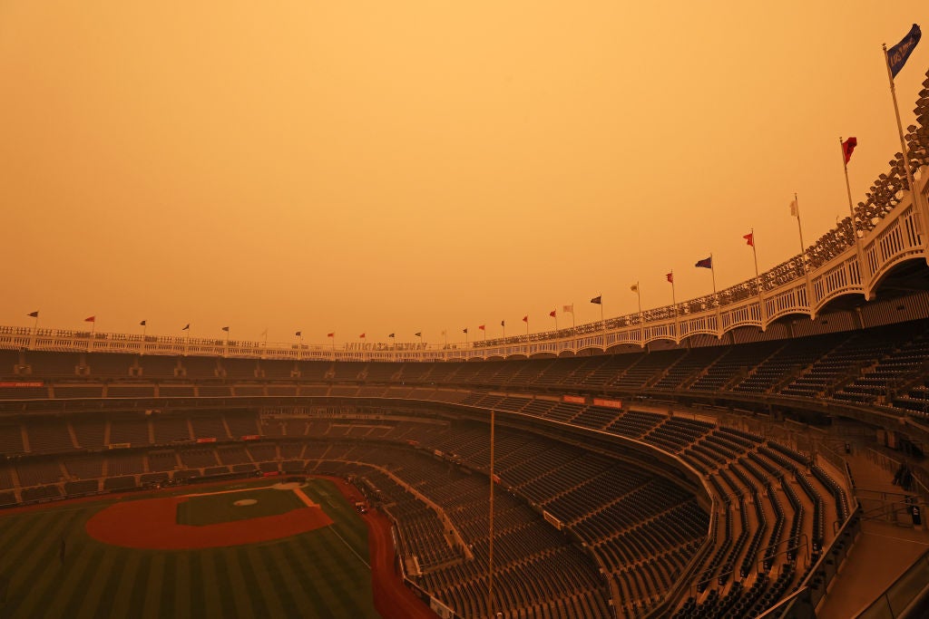 New York orange sky photos: Eerie haze suggests end of world will at least look kind of cool.