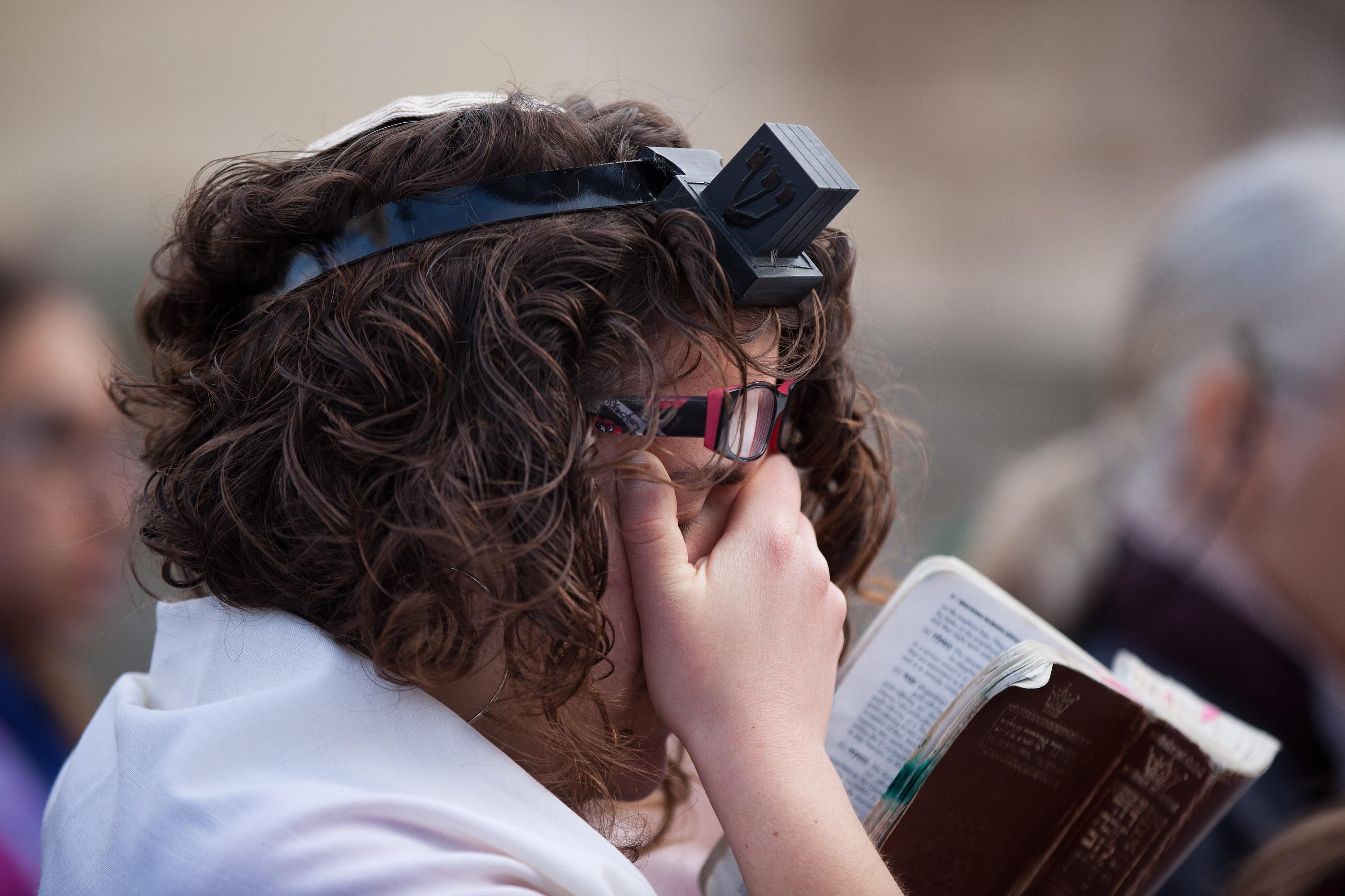 Learning to wear tefillin from women and transgender Jews