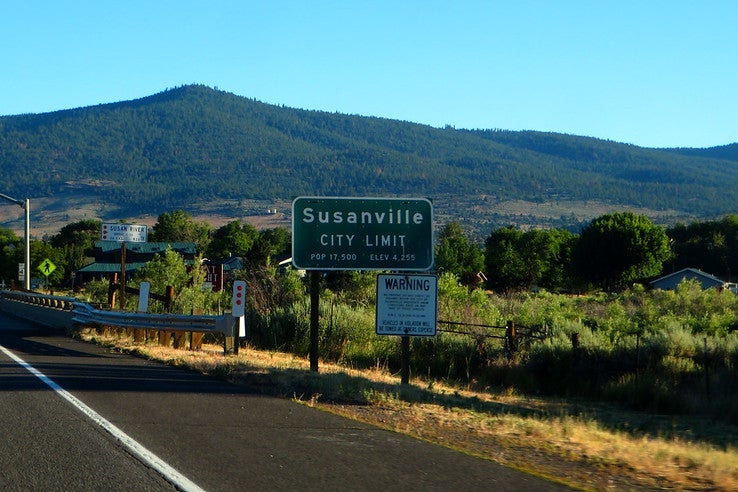 A highway sign that reads Susanville city limit, population 17,500.