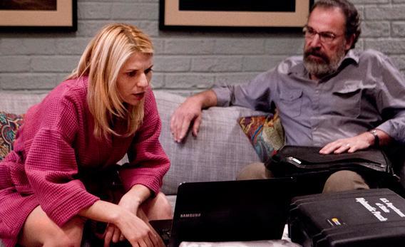 Claire Danes as Carrie Mathison and Mandy Patinkin as Saul Berenson in Homeland.