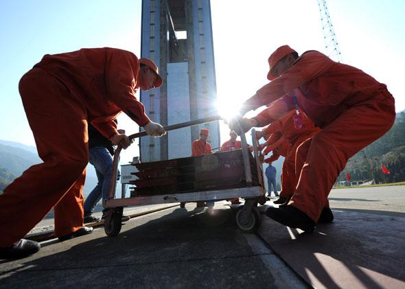Chinese workers make final preparations to the launch pad at the Xichang Satellite Launch Center in the southwestern province of Sichuan on December 1, 2013. 