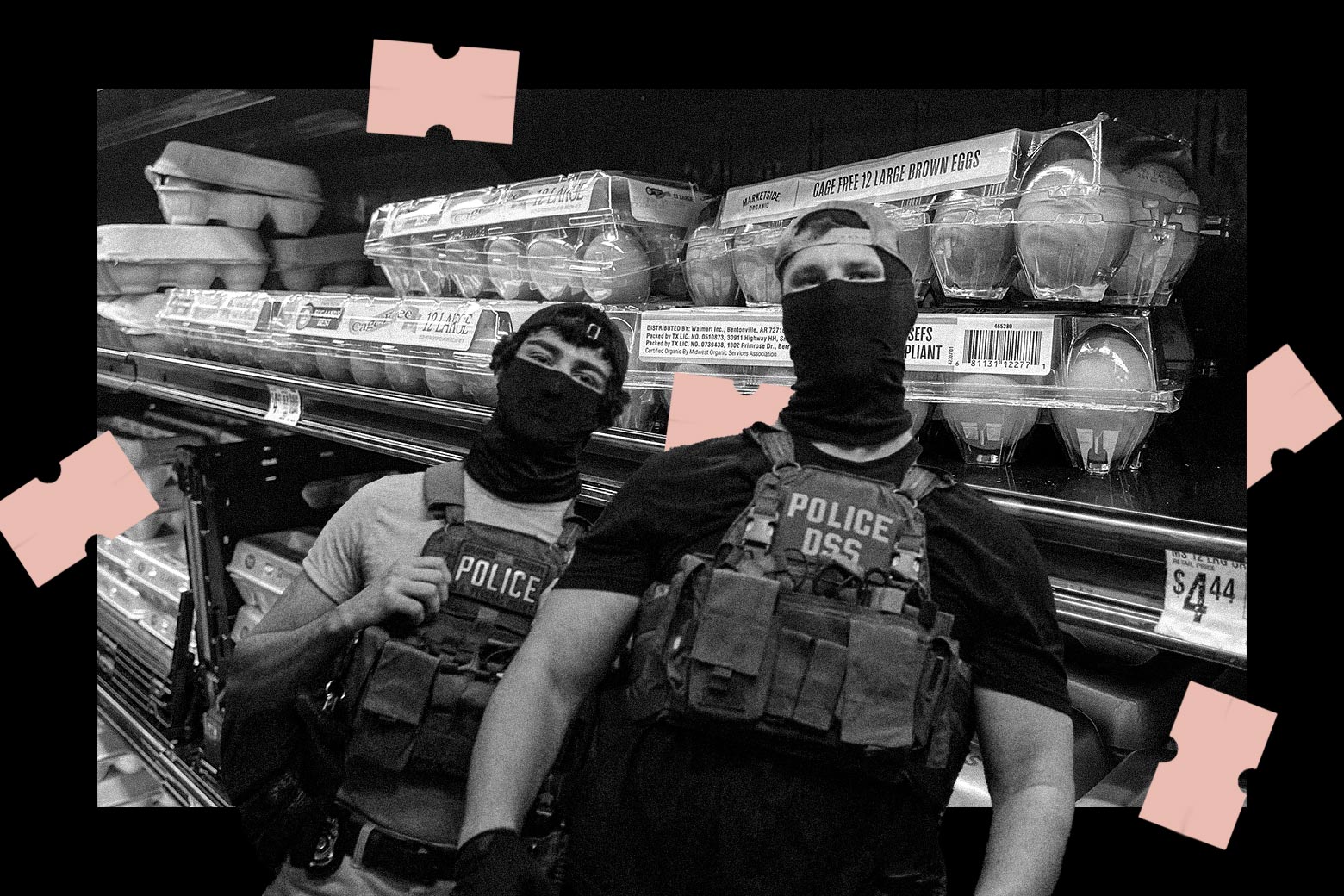Yumurta dolu bir buzdolabı reyonunun önünde maskeli ICE ajanları.