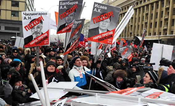 At least 20,000 Russian opposition supporters rally on Sunday on the Boulevard Ring in the center of Moscow against a Kremlin law that banned US adoptions of Russian orphans.